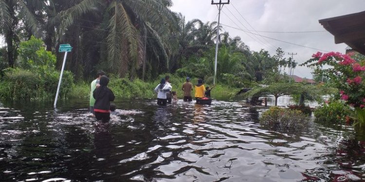 Banjir di Dumai Membuat Warga Bolak-balik ke Pengungsian