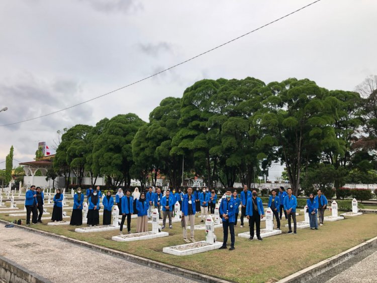 Peringati Hari Pahlawan, BEM UIR Ziarah ke TMP Kusuma Dharma Pekanbaru