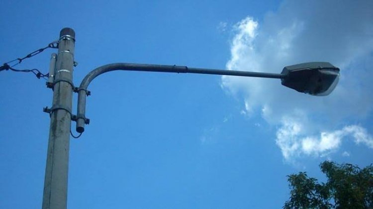 Dishub Pekanbaru Pasang 150 Box Panel Lampu Jalan di Rayon Panam dan Simpang Tiga