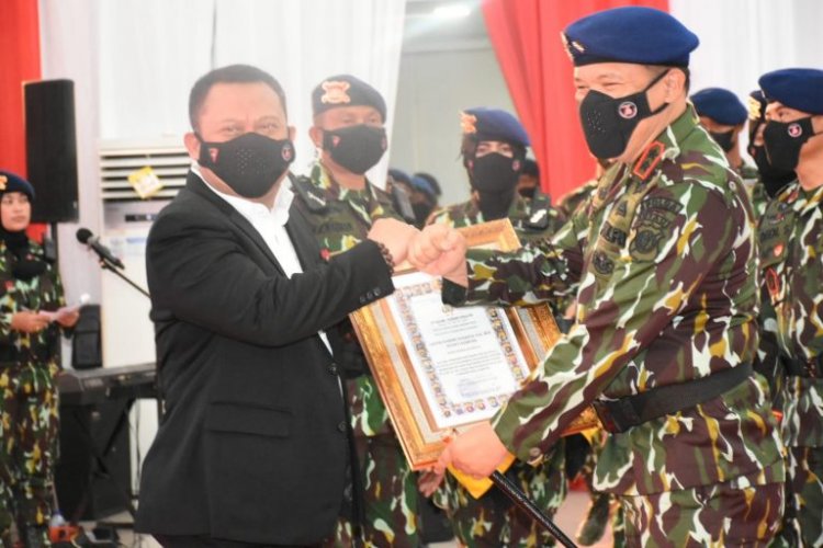 HUT ke-76 Korps Brimob Polri, Bupati Kampar Terima Penghargaan dari Kapolda Riau