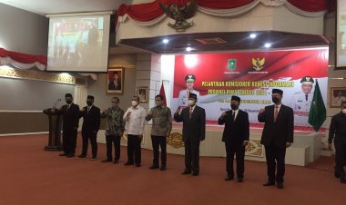 Gubri Lantik Komisioner KI Provinsi Riau Periode 2021-2025