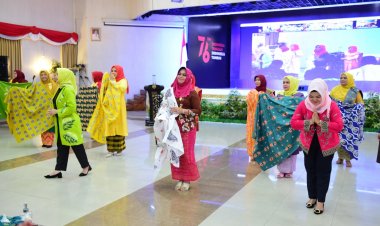 Misnarni Syamsuar Tampilkan Batik Hasil Karyanya di Hari Ibu