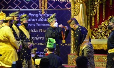 Kapolda Riau Terima Penghargaan Ingatan Budi dari LAM Riau