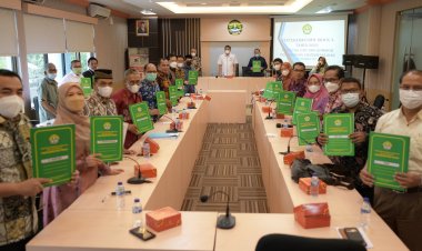 Rektor UNRI Serahkan DIPA RKAKL 2022, Minta Satuan Kerja Fokus Gunakan Anggaran