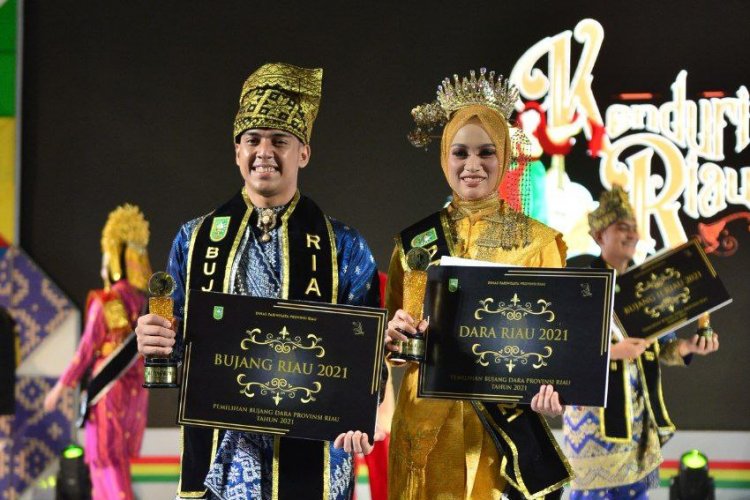 Iqbal Hidayatullah dan Nur Indahyani Berhasil Menjadi Bujang dan Dara Riau 2021