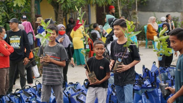 Bulan Menanam Nasional, Lintas Komunitas di Pekanbaru Aksi Goro Lorong Hijau Tabulapot