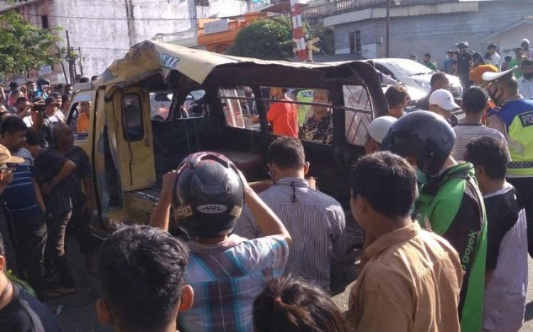 Angkot terjang pintu kereta api , empat tewas dan enam luka