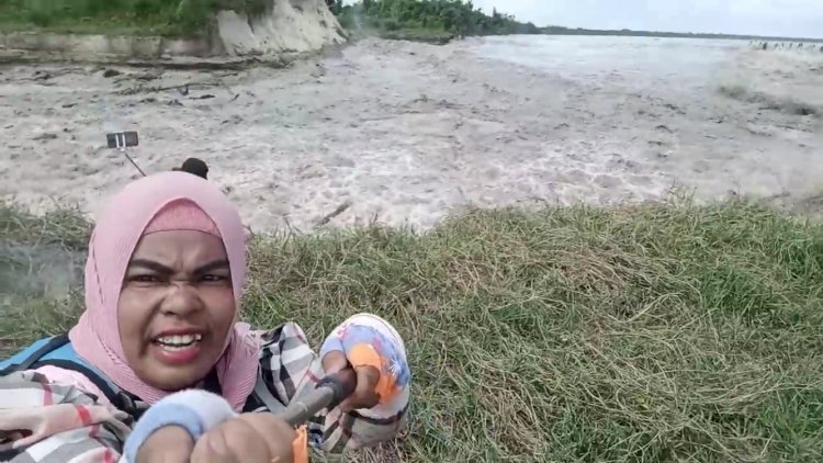Emak-emak Menantang Ombak Bono, Saya Berani Semua Jadi Berani
