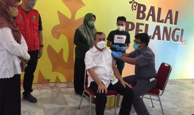 Vaksinasi Booster Dimulai Hari Ini di Seluruh Indonesia, Gubri Lakukan Vaksin