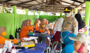 Kapolsek Bantan Pantau Vaksinasi Covid-19 di Desa Selatbaru
