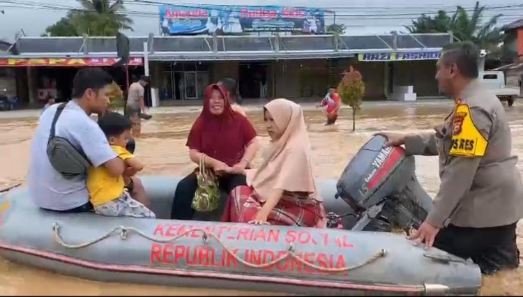 Kapolres Rohul Bantu Evakuasi Wanita Hamil Korban Banjir ke Bidan