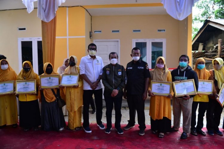 Gubernur Serahkan 33 Unit RLH untuk Warga Pekanbaru