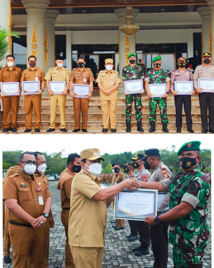 Target Vaksinasi Dosis I Tercapai, Bupati Rohul Beri Piagam Penghargaan