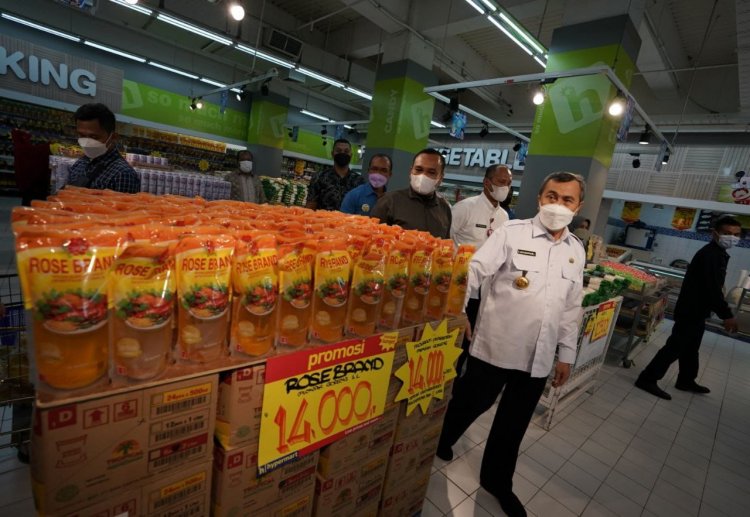Gubri Syamsuar Sidak Pemberlakukan Minyak Goreng Murah di Pekanbaru