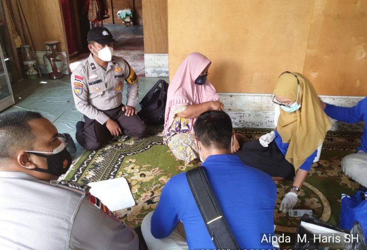 Bhabinkamtibmas Desa Pambang Pesisir Kawal Vaksinasi Lansia Door to Door