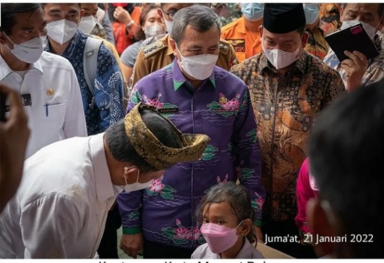 Mendagri Tinjau Vaksinasi di SDN 036 Pekanbaru
