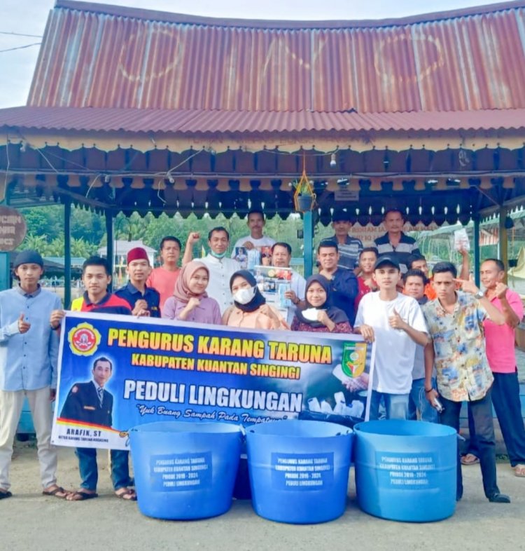 Peduli Kebersihan Tempat-tempat Wisata, Karang Taruna Kuansing Bagikan Tong Sampah Gratis
