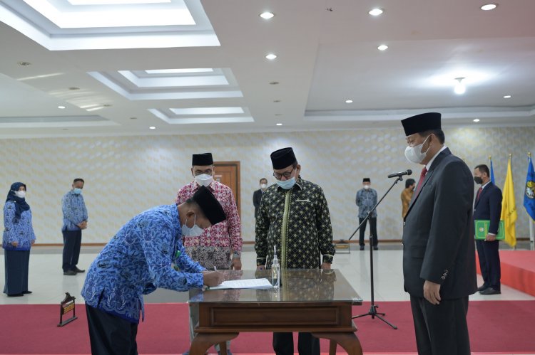 Rektor UNRI Lantik 21 Pejabat Fungsional