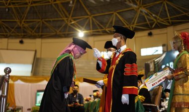 UIR Mewisuda 1.961 Lulusan, Rektor Bangga UIR Peringkat 120 di Dunia