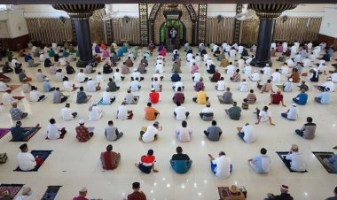 Kasus Covid-19 Omicron Melonjak, Shaf Salat di Mesjid Kembali Merenggang