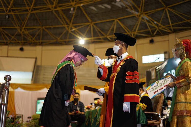 UIR Mewisuda 1.961 Lulusan, Rektor Bangga UIR Peringkat 120 di Dunia