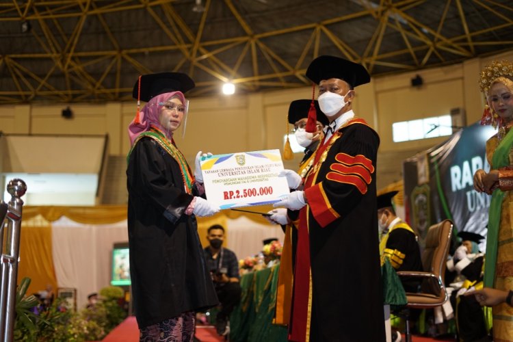 Cerita Inspiratif Wisudawan Pemuncak UIR, Pengorbanan Ayah Jadi Cambuk Meraih Terbaik