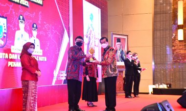 Wali Kota Pekanbaru Raih Piala Adicita Sewaka Pertiwi dari Kemenpan-RB