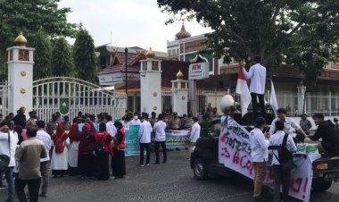 KAMMI Pekanbaru Gelar Demo di Kantor Gubernur Riau