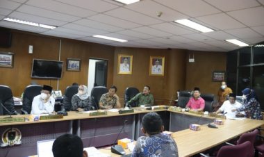 Komisi V DPRD Provinsi Riau Bahas Pembayaran Gaji Guru Bantu dalam RDP dengan Disdik