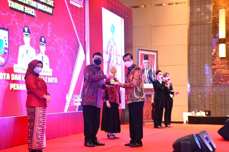 Wali Kota Pekanbaru Raih Piala Adicita Sewaka Pertiwi dari Kemenpan-RB