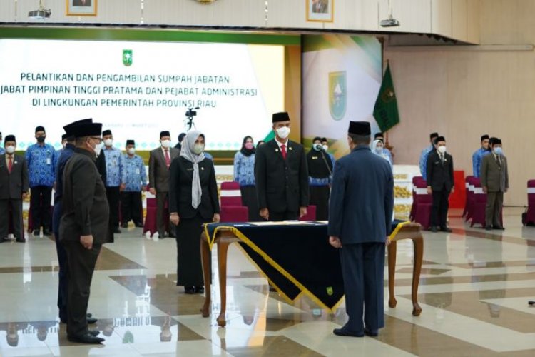 Lantik 10 Pejabat Pratama, Gubernur Riau Minta Pejabat Jaga Integritas