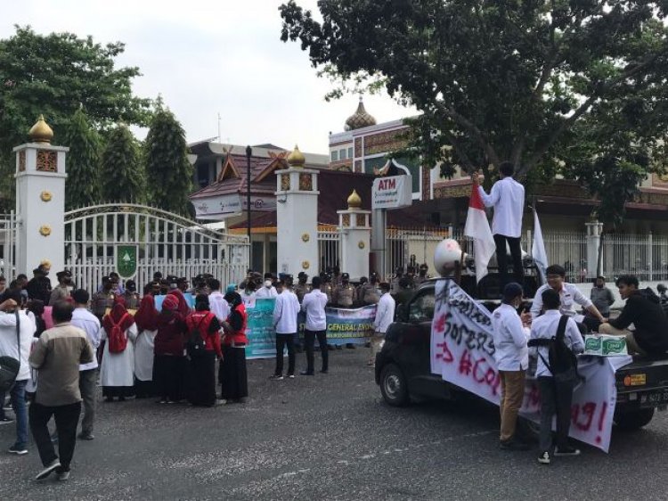 KAMMI Pekanbaru Gelar Demo di Kantor Gubernur Riau