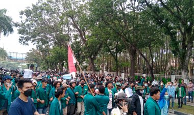 Ribuan Mahasiswa Riau Gelar Aksi Demo di Depan Kantor DPRD Riau