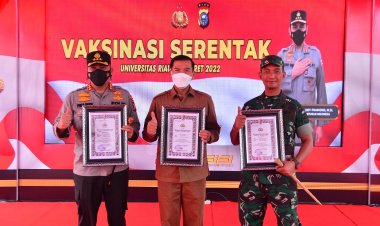 Kerja Keras Berbuah Prestasi, Wali Kota Pekanbaru Terima Perhargaan Vaksinasi Tertinggi di Riau dari Wakapolri