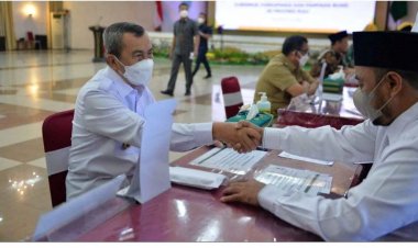 Bayar Zakat, Gubernur Riau dan Wakil Gubernur Semarakkan Gerakan Cinta Zakat 