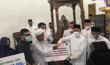 Safari Ramadan ke Bengkalis, Gubri Serahkan Bantuan 