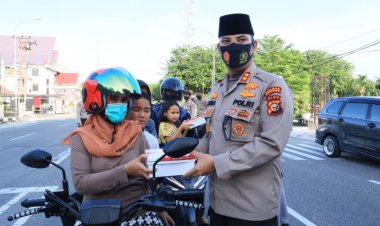 Kapolres Bengkalis Bersama Mahasiswa Bagi-bagi Takjil Gratis