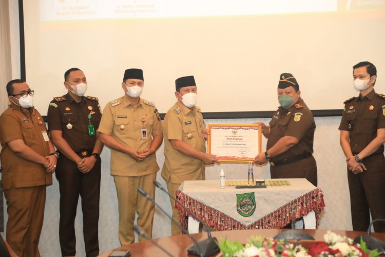 Tingkatkan Kerja Sama di Bidang Perdata dan TUN, Bupati Rohul dan Kajari Rohul Teken MoU
