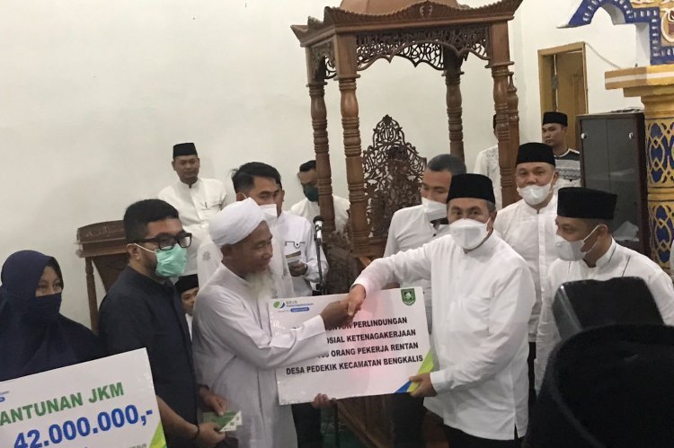 Safari Ramadan ke Bengkalis, Gubri Serahkan Bantuan