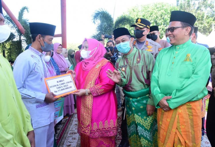 Bupati Bengkalis Serahkan Pemenang Festival Lampu Colok Tahun 2022