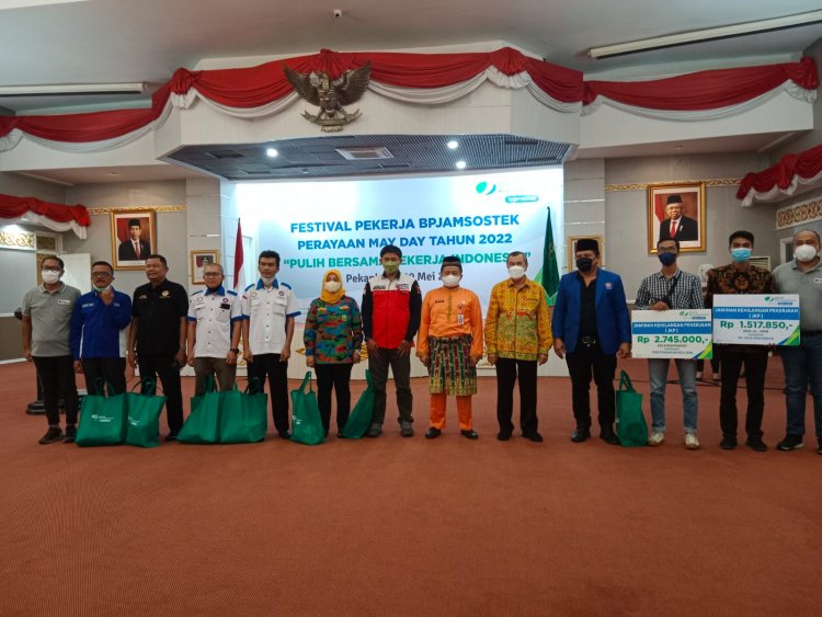 Demi Kesejahteraan Masyarakat, Gubri Serahkan Bantuan untuk UMKM dan Buruh