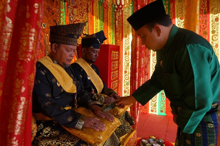 Wabup Siak Hadiri Pengukuhan LAMR Sungai Apit, Adat Istiadat Harus Dijunjung Tinggi