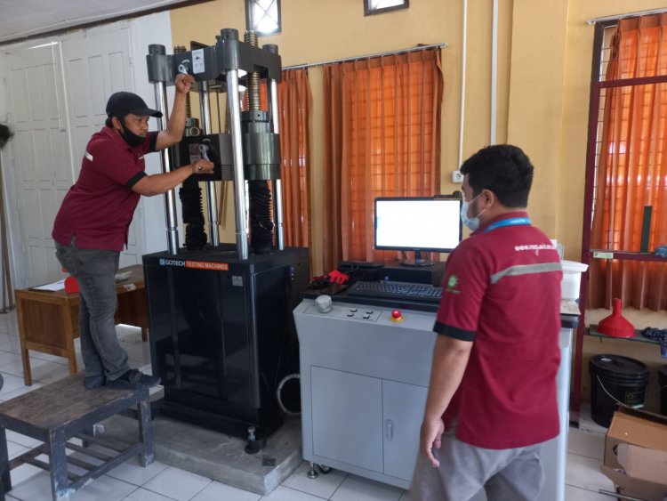 Universal Testing Machine Milik UIR Terbesar di Riau