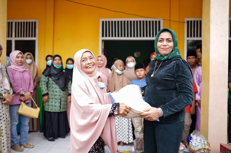 Akhir Pekan, Misnarni Istri Gubri Berbagi ke Anak Panti Asuhan di Bengkalis