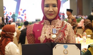 Hj Peni Herawati Sukiman Terima Penghargaan Manggala Karya Kencana dari BKKBN