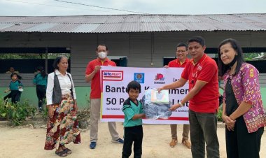 Alfamart Bersama LazizMu dan PWI Riau Salurkan Perlengkapan Sekolah