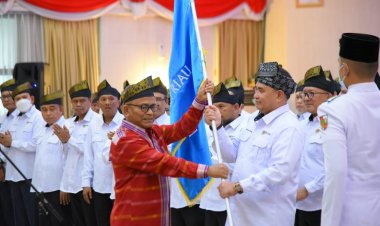 Ketua PWI Pusat Lantik Pengurus PWI Provinsi Riau Masa Bakti 2022-2027