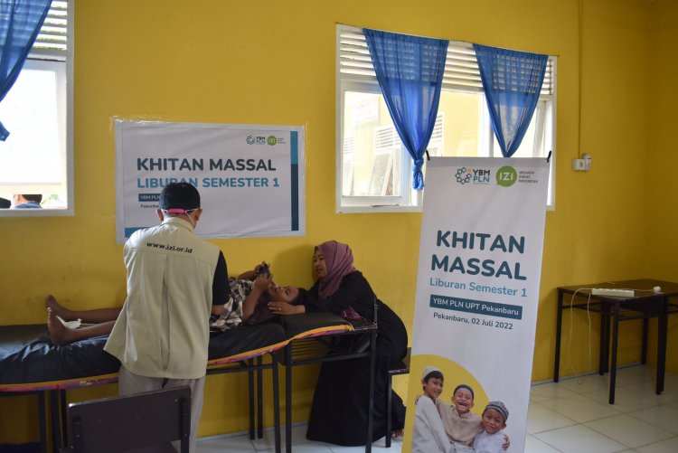 Berbagi Berkah, IZI Riau dan YBM PLN UPT Pekanbaru Gelar Khitan Massal