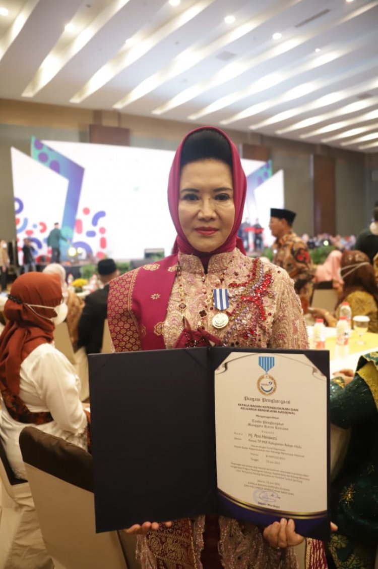 Hj Peni Herawati Sukiman Terima Penghargaan Manggala Karya Kencana dari BKKBN