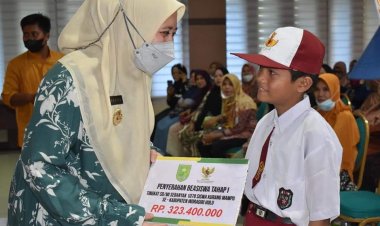 Bupati Inhu Serahkan Bantuan dari Baznas untuk Siswa dan Pedagang